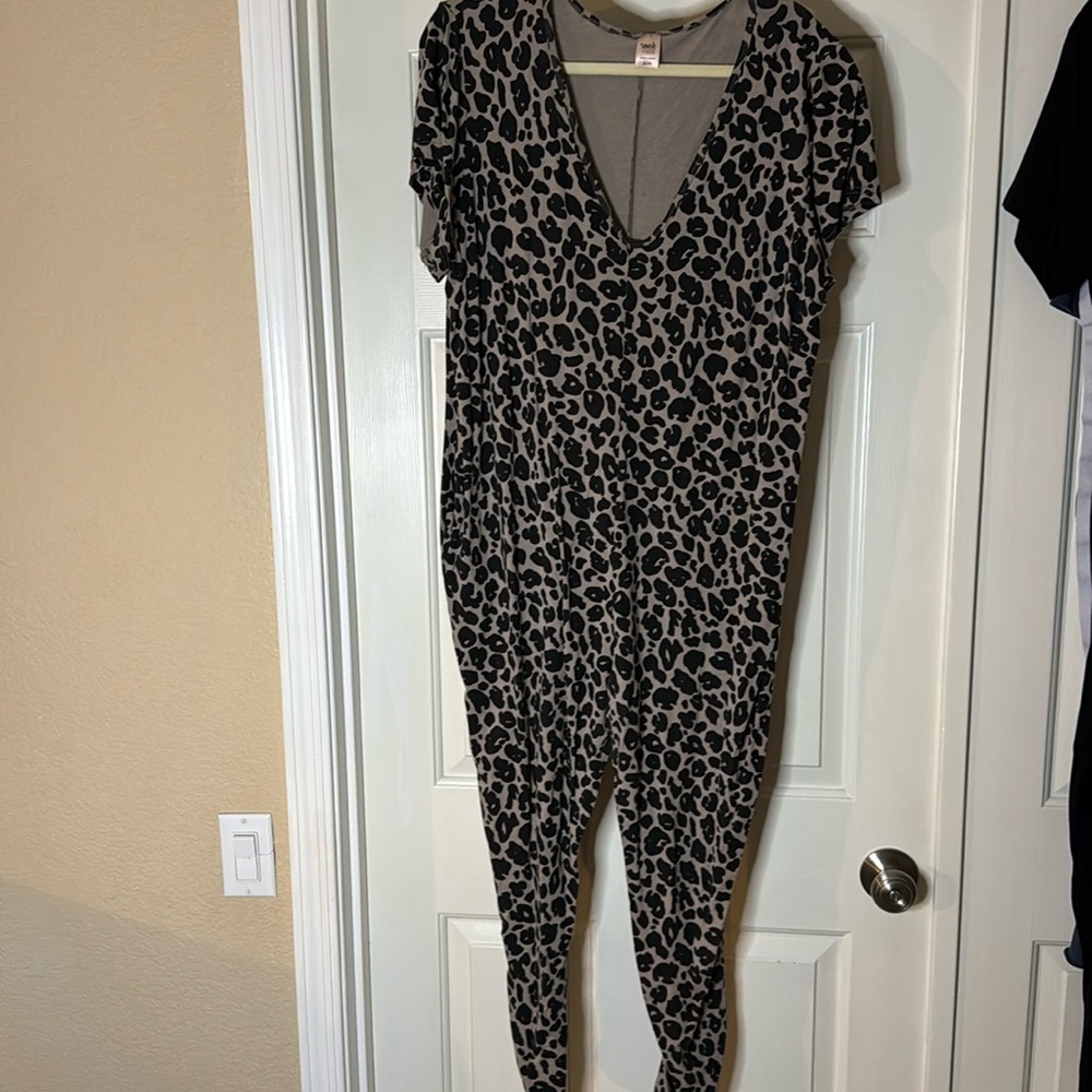Leopard print jumpsuit in stretch fabric with pockets